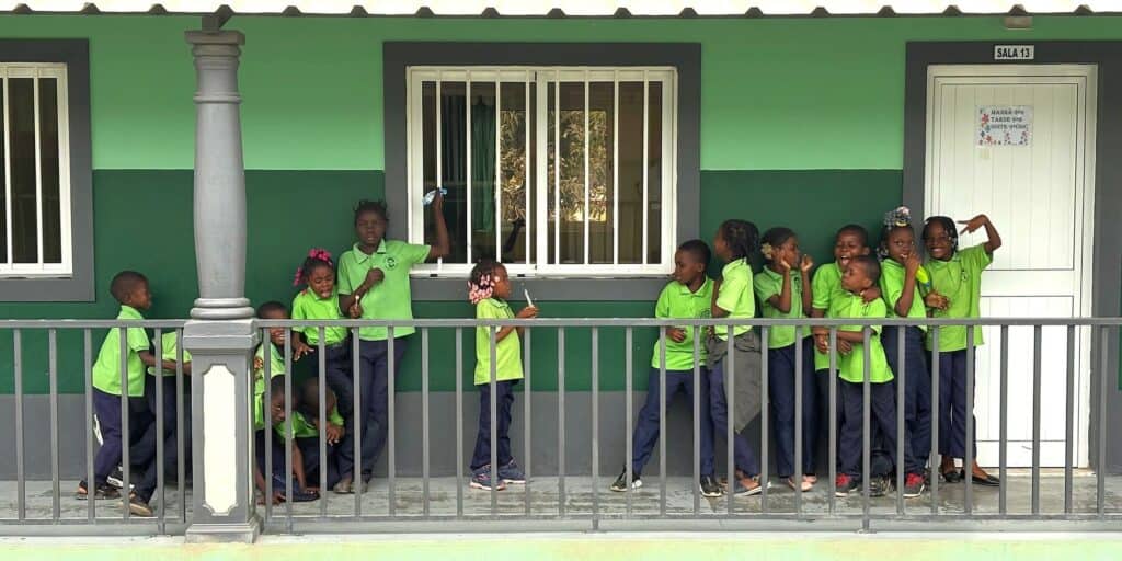 Grandi Donazioni Verde Bambini Giocano a Scuola